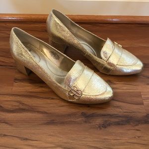 Bandolino Oncassa Gold Pump